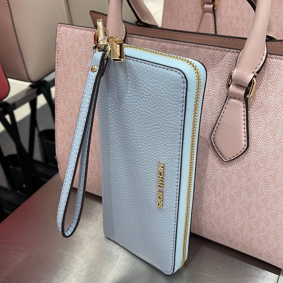 MICHAEL KORS LARGE TRAVEL CONTINENTAL WRISTLET WALLET PHONEHOLDER 
Vista Blue - Picture 2 of 16